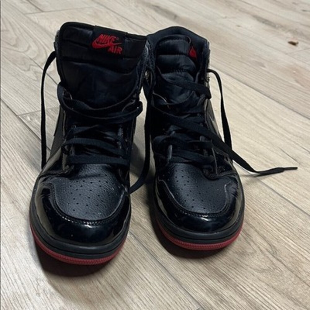 Nike Air Jordan 1 Retro High OG 'SP Gina
Sleek black design with bold red accen